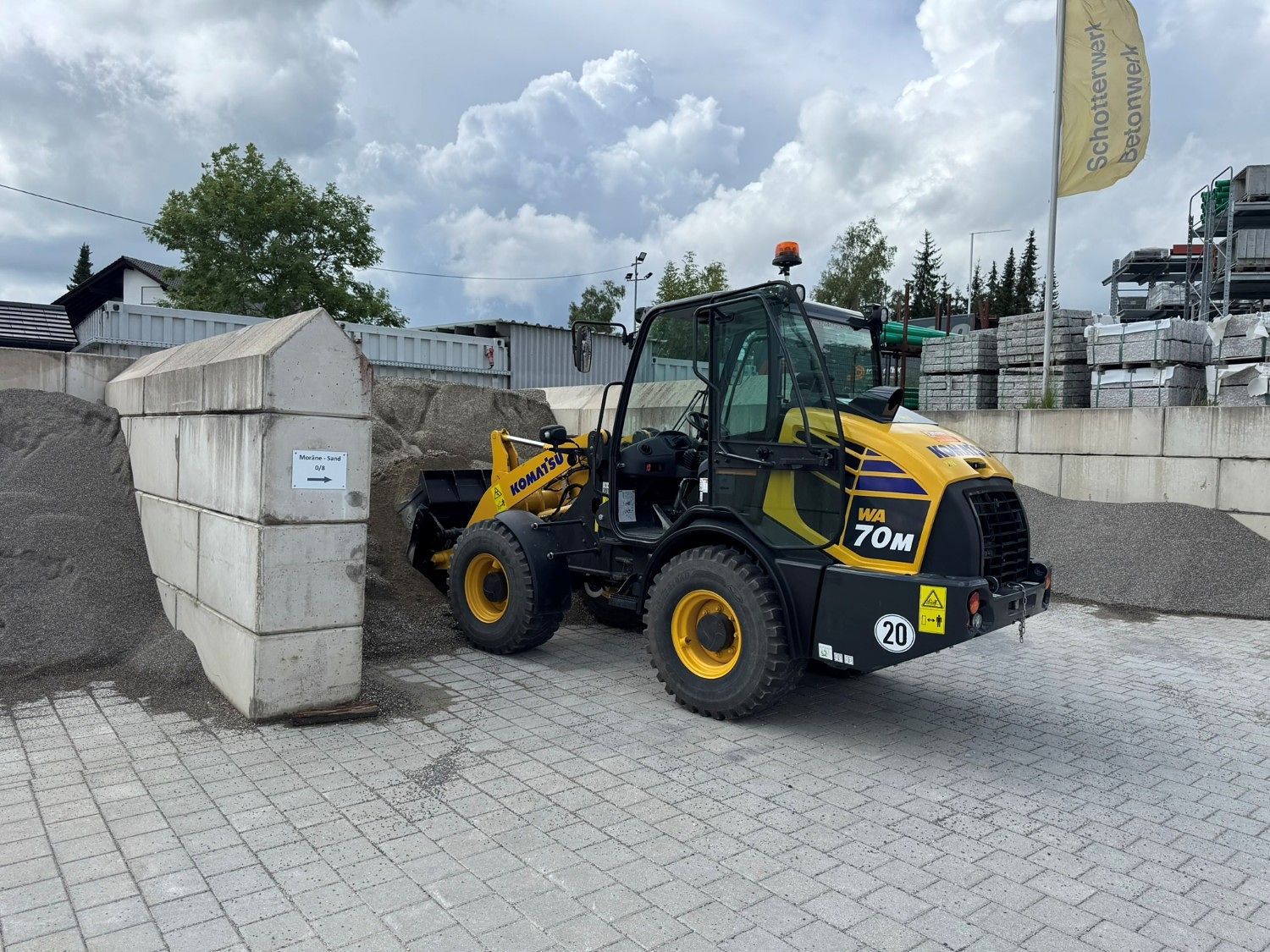 Radlader beim Verladen von Schüttgut im Bauzentrum Schmauder